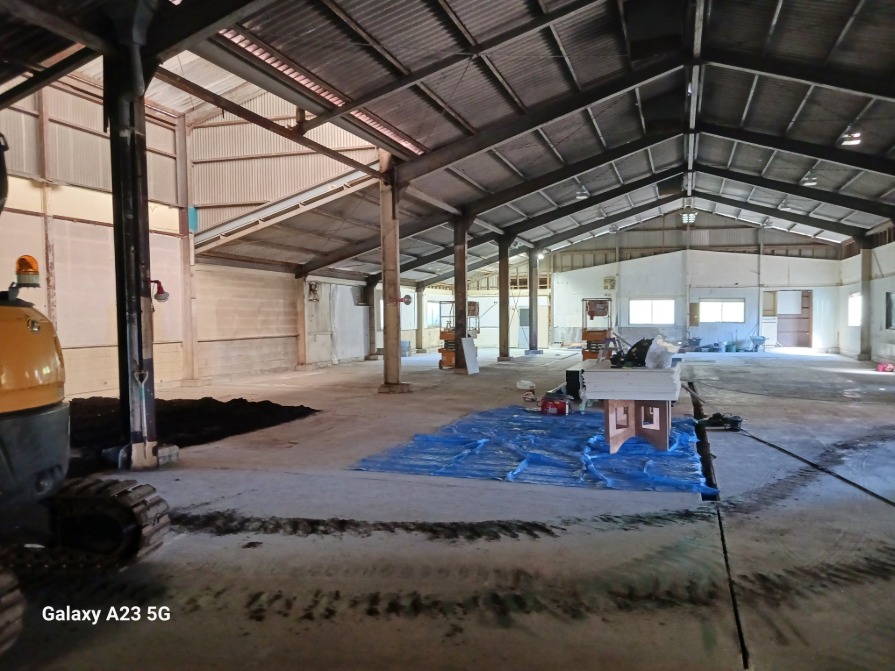 室内練習場の土づくり、ただいま進行中！