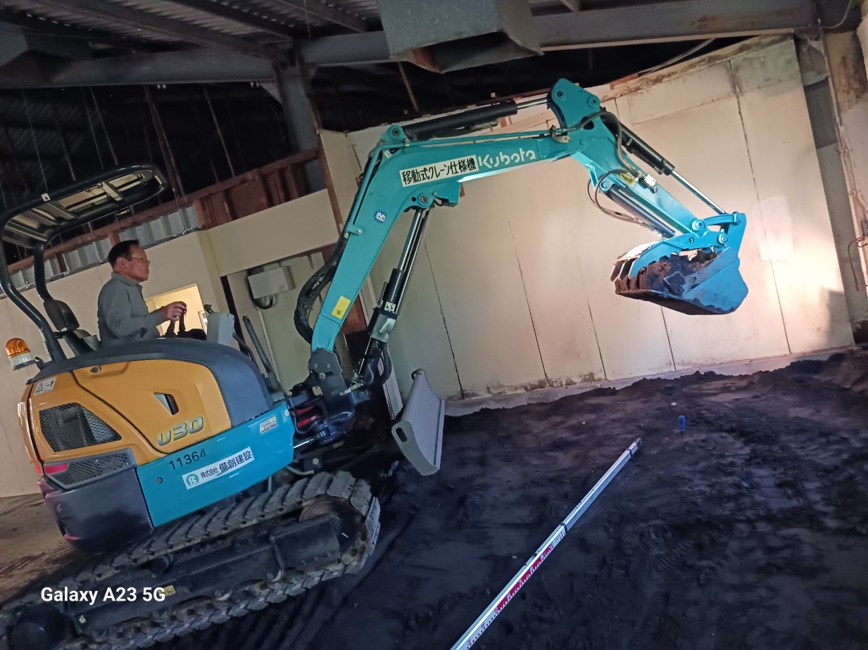 室内練習場の土づくり、ただいま進行中!