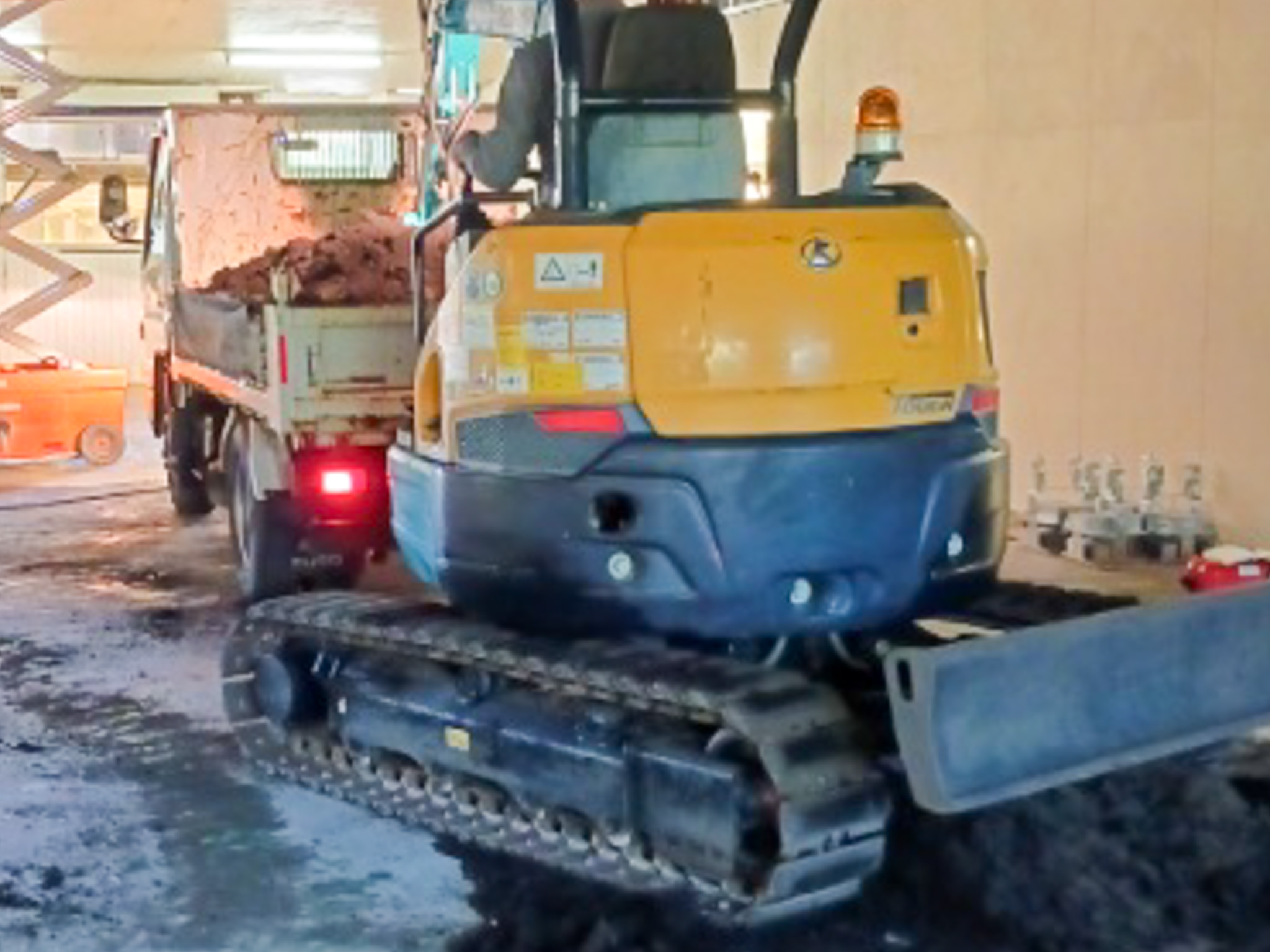 室内練習場の土づくり、ただいま進行中！