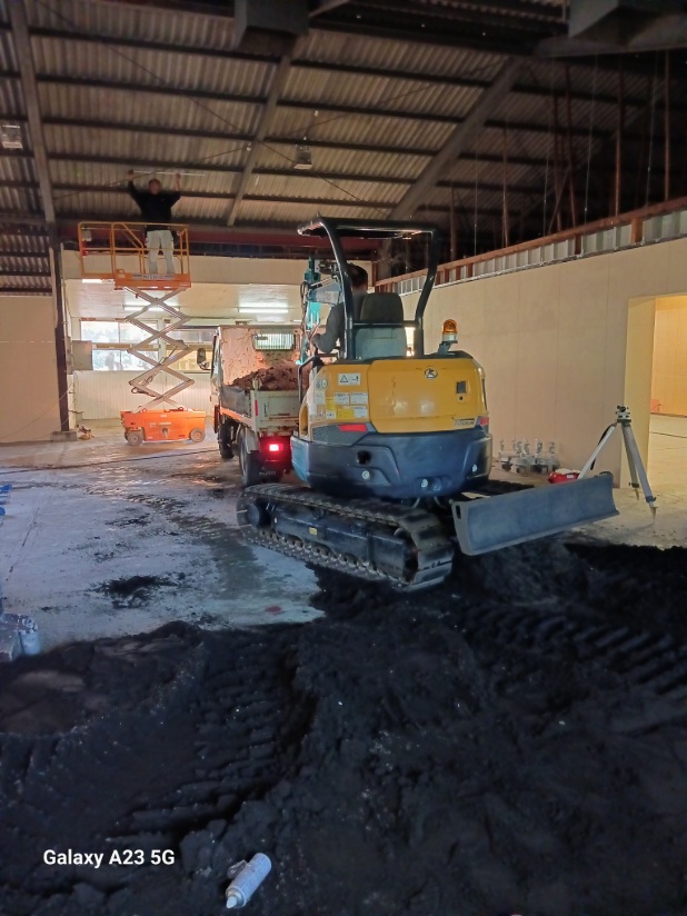 室内練習場の土づくり、ただいま進行中!