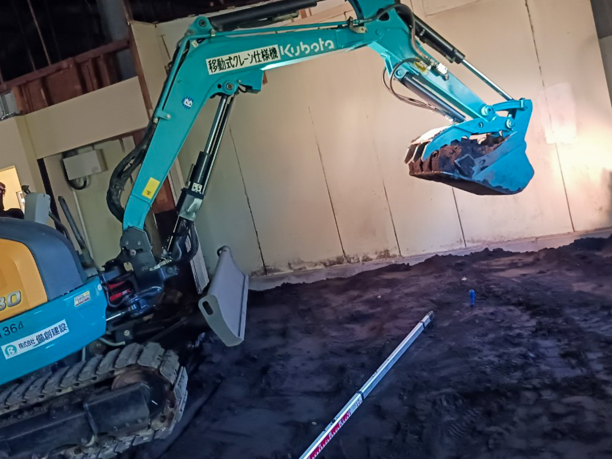 室内練習場の土づくり、ただいま進行中！